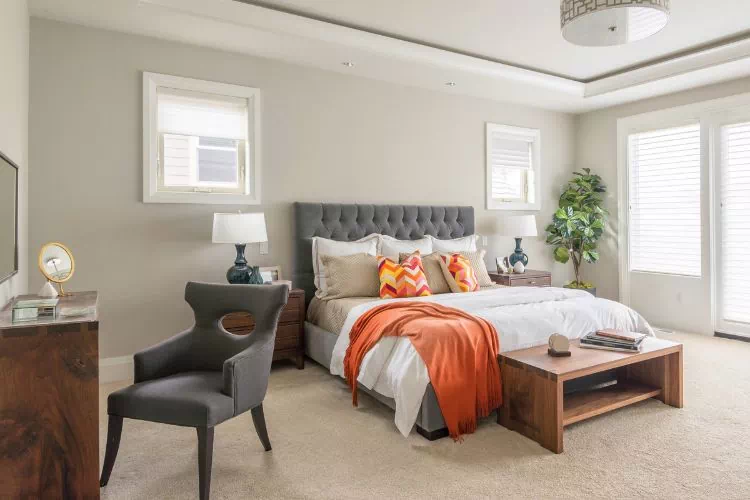 Jolie chambre à coucher avec un lit deux places