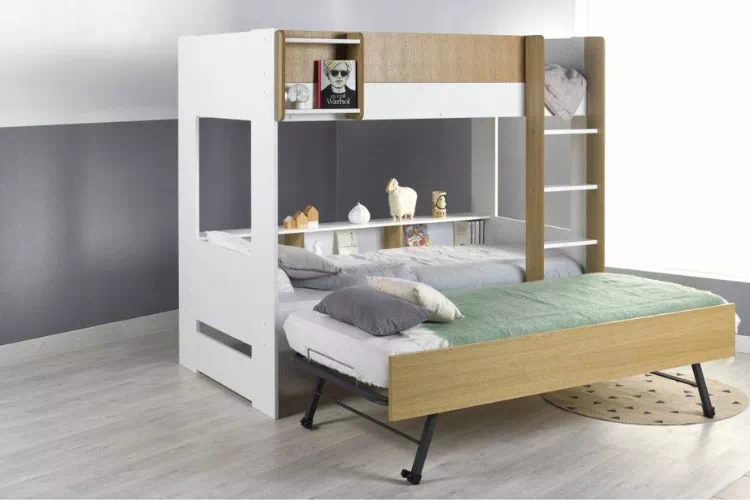 Chambre d'enfants avec un lit superposé et trois couchages