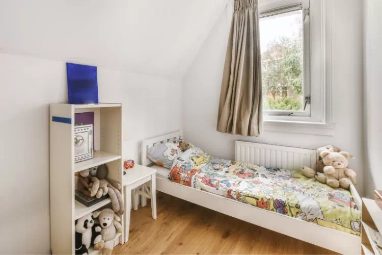 Petite chambre d'enfant avec son lit