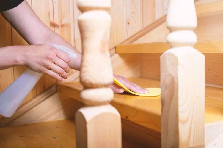 Personne en train d'entretenir un escalier en bois