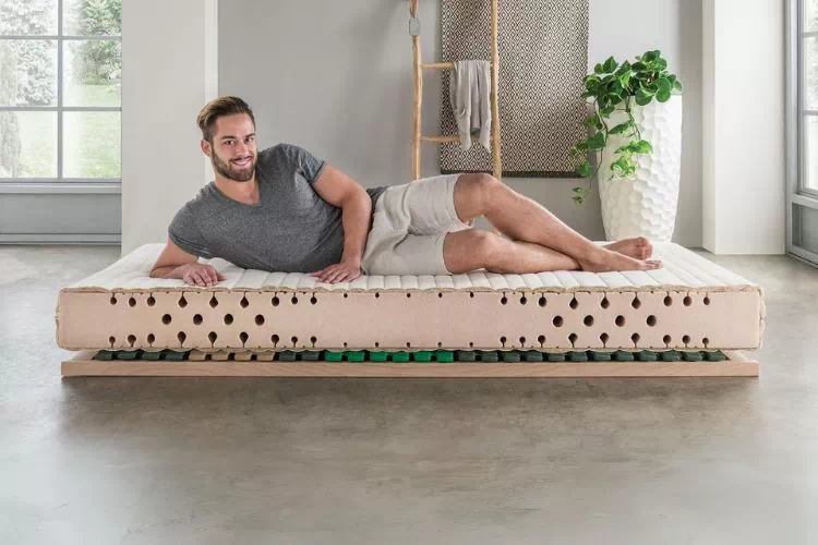 Jeune homme sur un matelas Allnatura Bio Dormivera