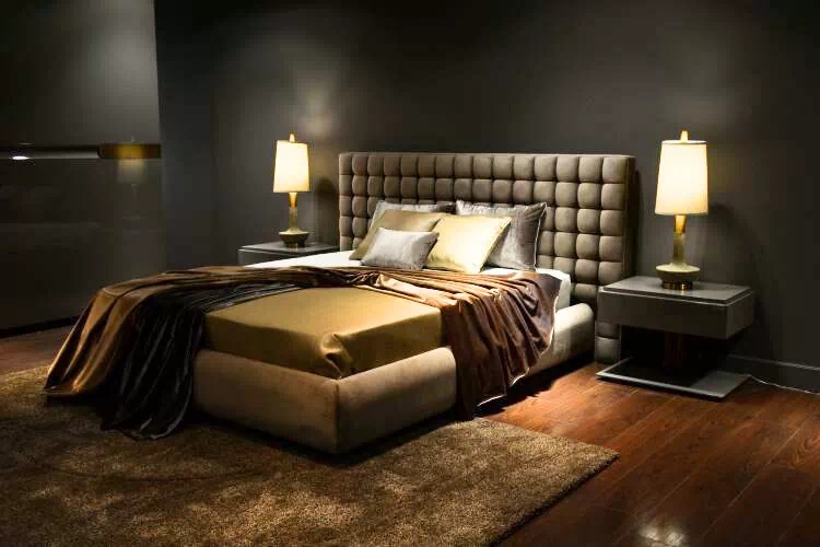 Chambre d'adulte avec un sol en merisier