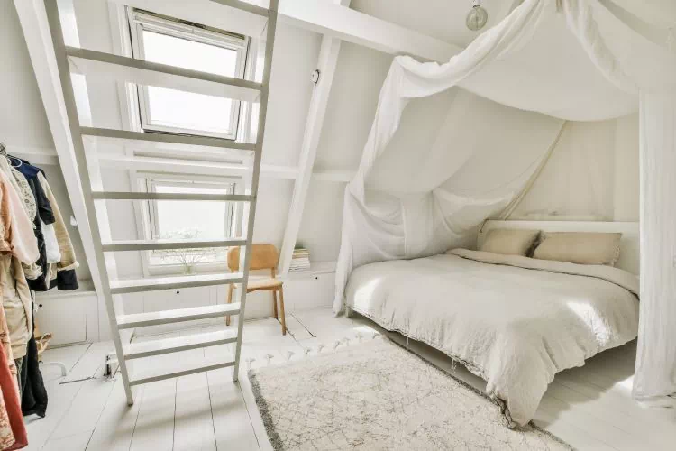 Chambre d'adulte avec un lit et son ciel de lit