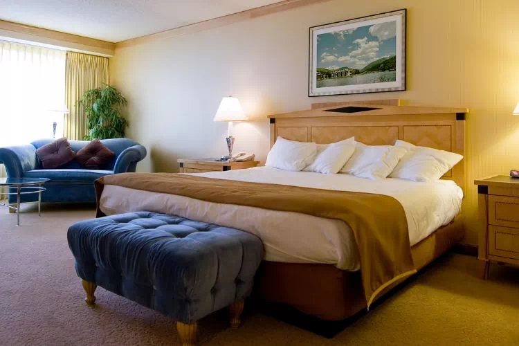 Lit king size dans une grande chambre