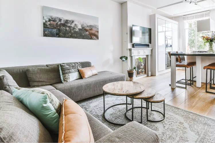 Tableau abstrait au-dessus d'un canapé