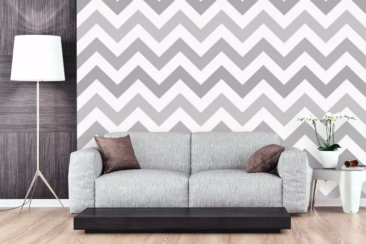 Salon moderne avec un papier peint aux motifs géométriques