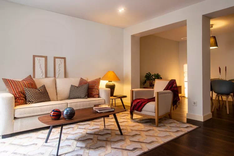 Canapé beige dans un salon minimaliste