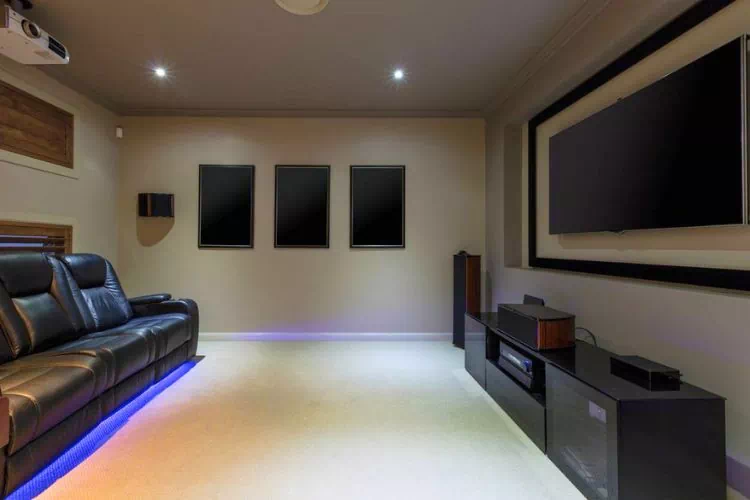 Pièce transformée en home cinéma
