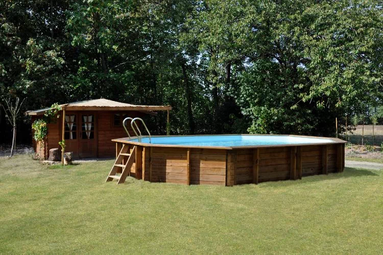Piscine hors sol dans un jardin