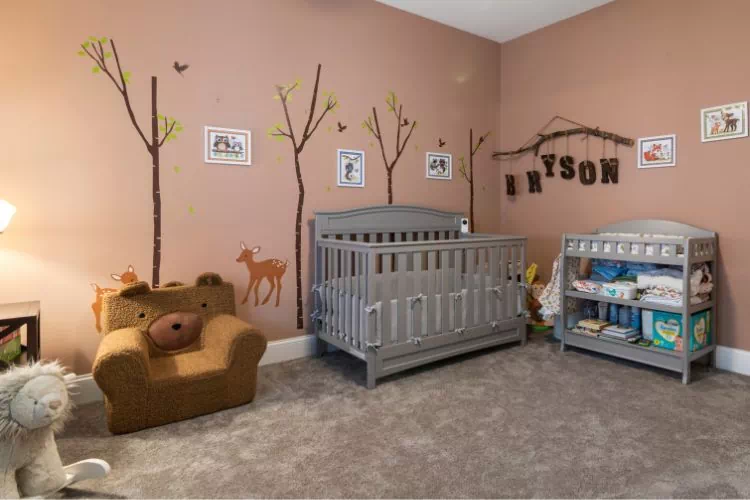 Chambre d'enfant avec un papier peint décoratif