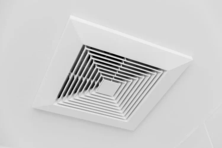 Bouche dans le plafond d'une climatisation