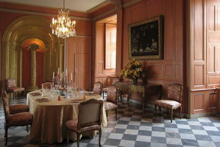 Lustre dans une salle à manger en boiserie