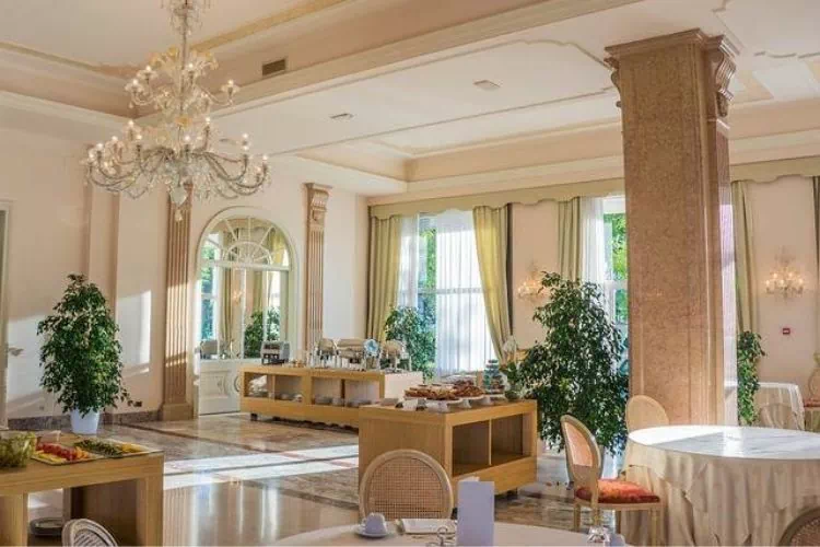 Lustre d'une salle à manger d'un hôtel