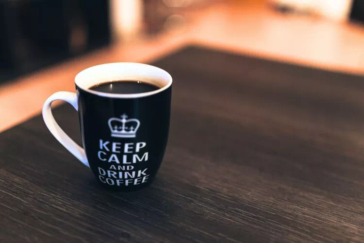 Mug rempli de café posé sur une table