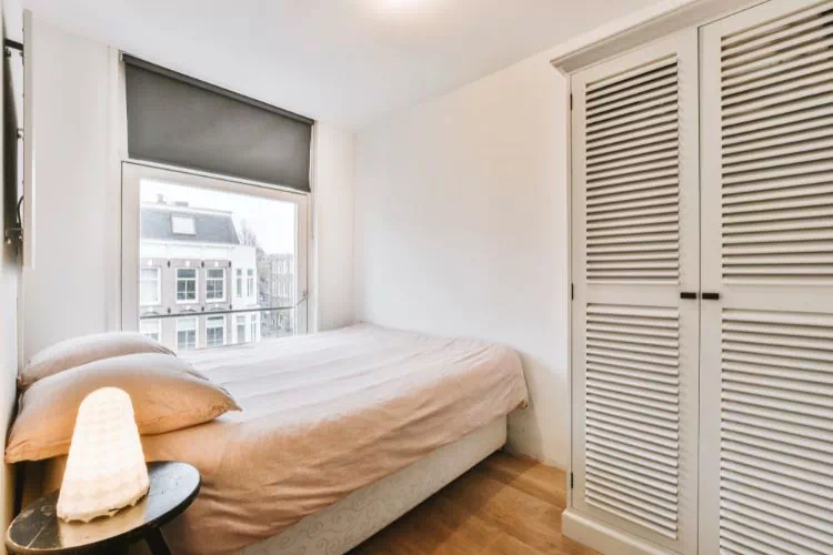 Petite chambre d'adulte avec une armoire