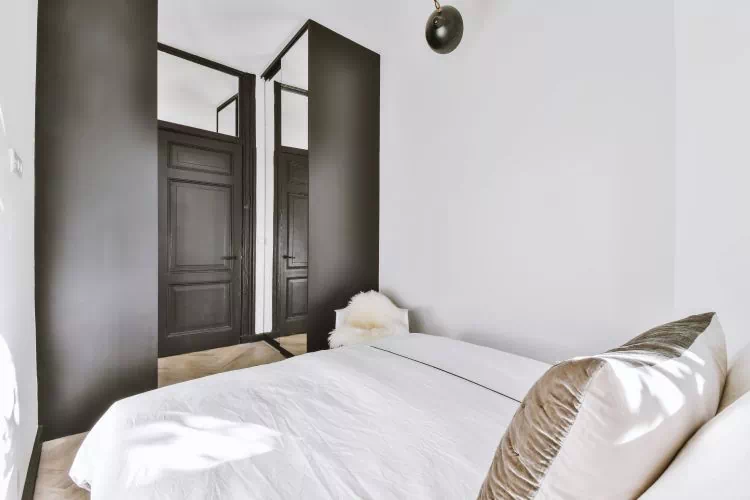 Petite chambre d'adulte avec une armoire à glace