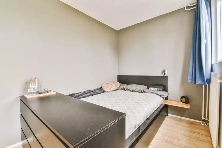 Petite chambre d'enfant avec une commode