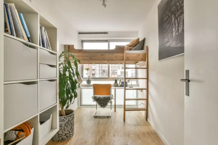 Petite chambre d'enfant avec un lit mezzanine et un bureau en dessous