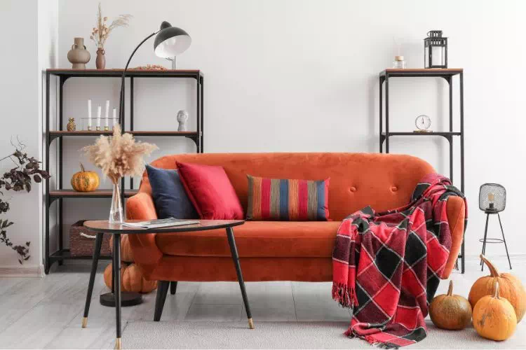 Canapé rouge dans un salon moderne blanc