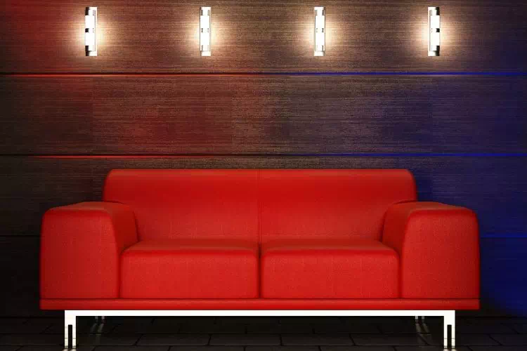 Canapé rouge devant un mur sombre marron
