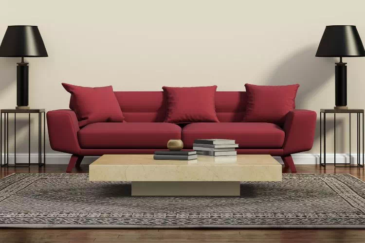 Canapé rouge dans un salon crème