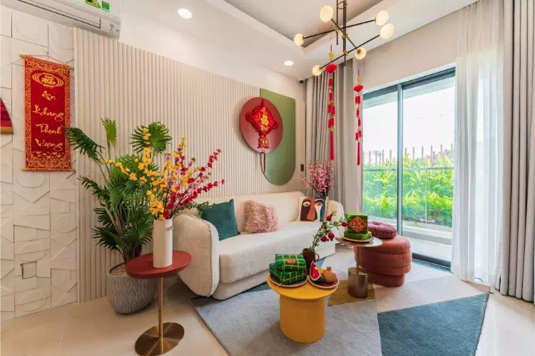 Décoration colorée autour d'un canapé blanc