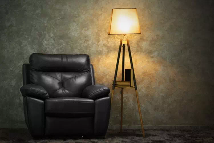Fauteuil club noir à côté d'une lampe