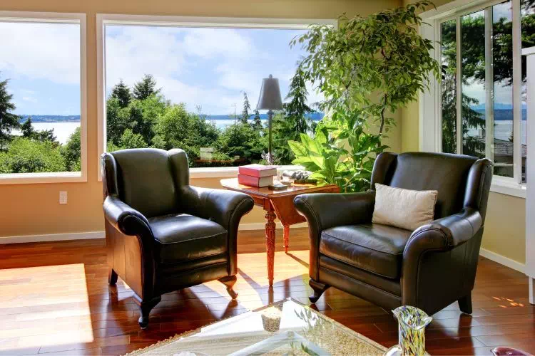 Salon avec 2 fauteuils club marron