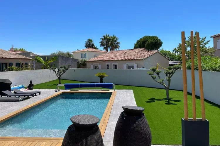 Pelouse synthétique autour d'une piscine
