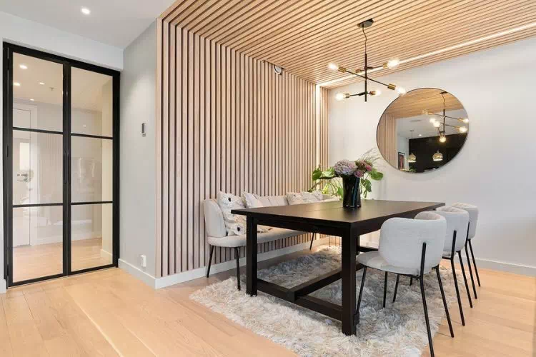 Salle à manger dépurée à prédominance de bois