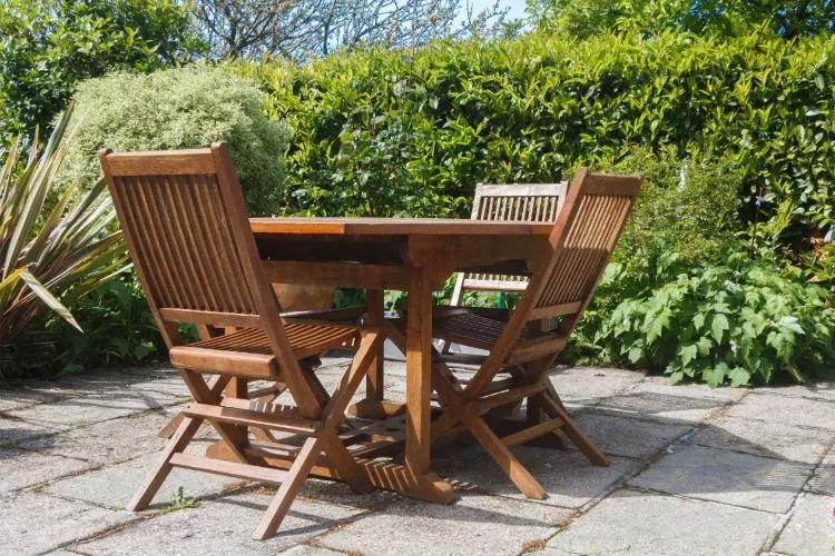 Table et chaises de jardin en bois