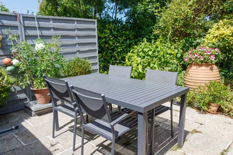 Mobilier de jardin en aluminium sur une terrasse