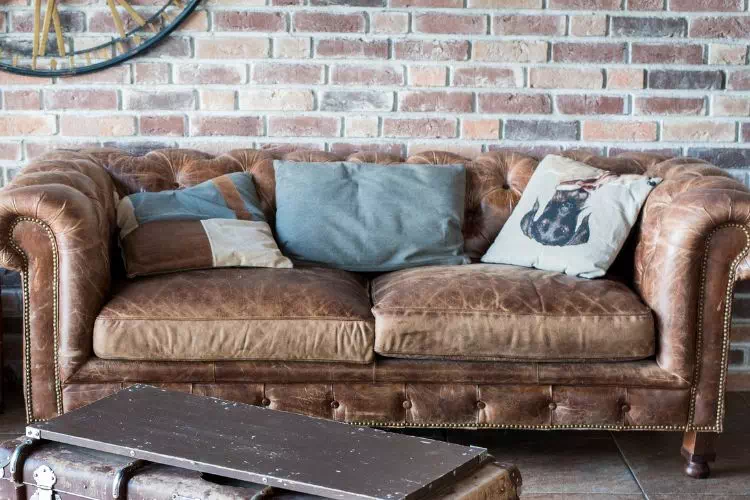 Vieux canapé en cuir tout usé