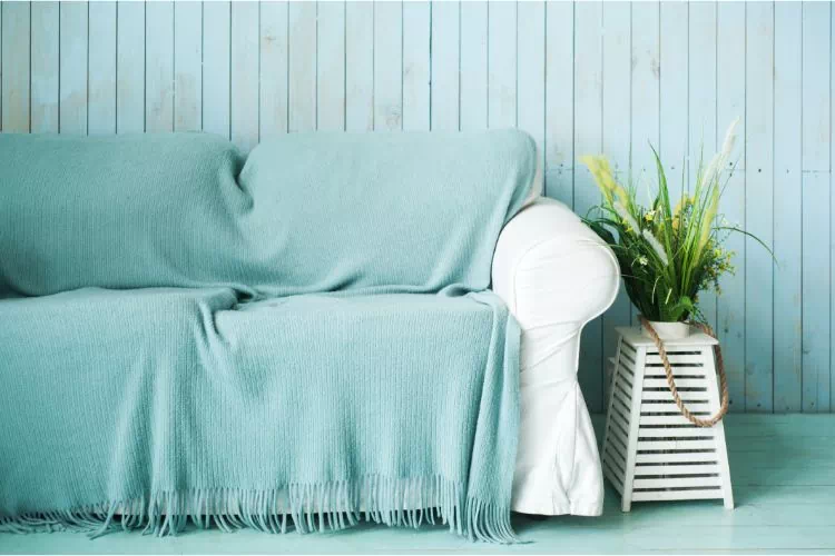 Canapé recouvert d'une couverture pour le protéger