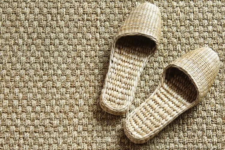 Chaussons et revêtement en jonc de mer