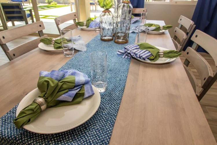 Table décorée sobrement avec un chemin de table bleu