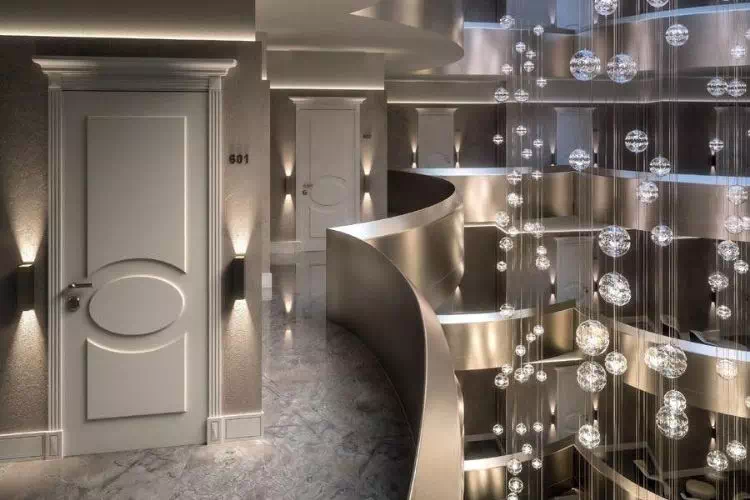 Couloirs et cage d'escalier design d'un hôtel