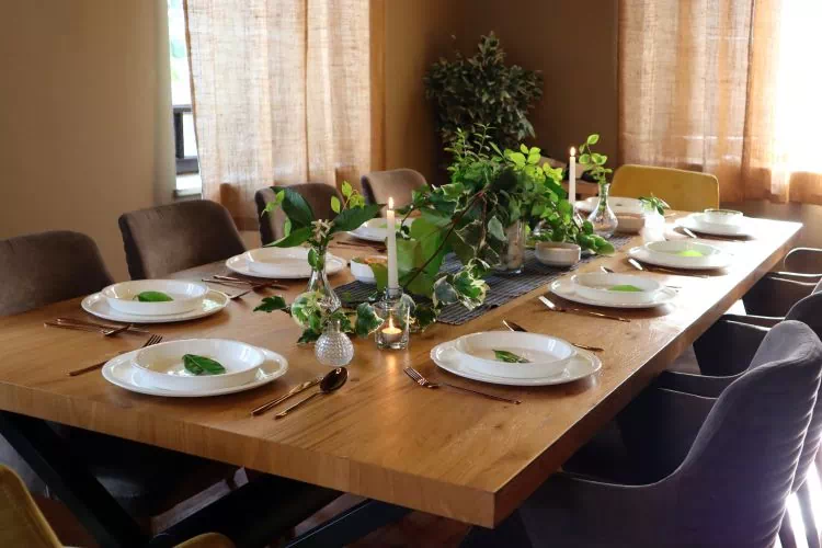 Table de diner avec un chemin de table dans une salle à manger