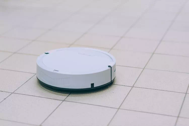 Robot aspirateur laveur sur du carrelage