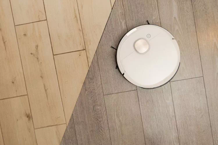 Robot aspirateur laveur nettoyant un sol en bois