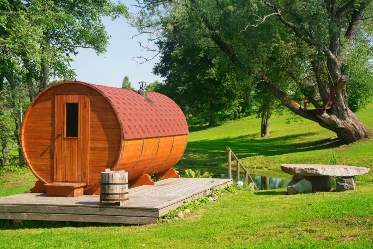 Sauna tonneau dans un jardin