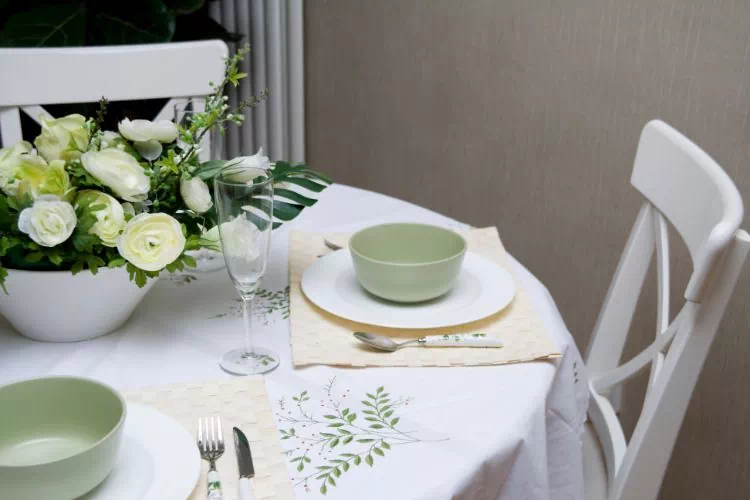 Table estivale avec une nappe blanche et des fleurs