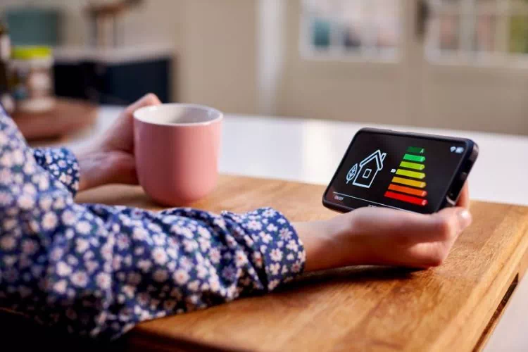 Femme regardant le diagnostic énergétique de sa maison