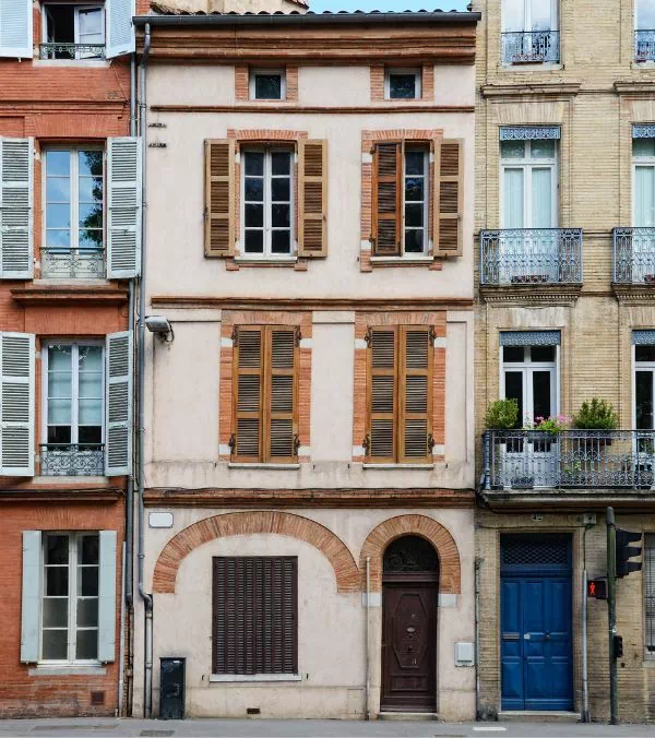 Maison à Toulouse avec des briques autour des ouvertures