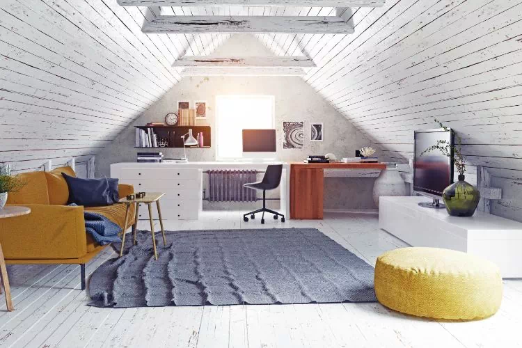 Meubles bas, canapé et bureau dans les combles