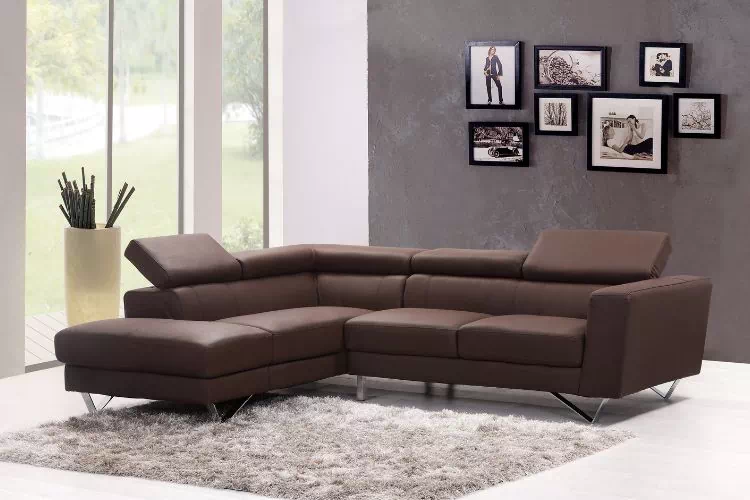 7 tableaux accrochés au mur derrière un canapé