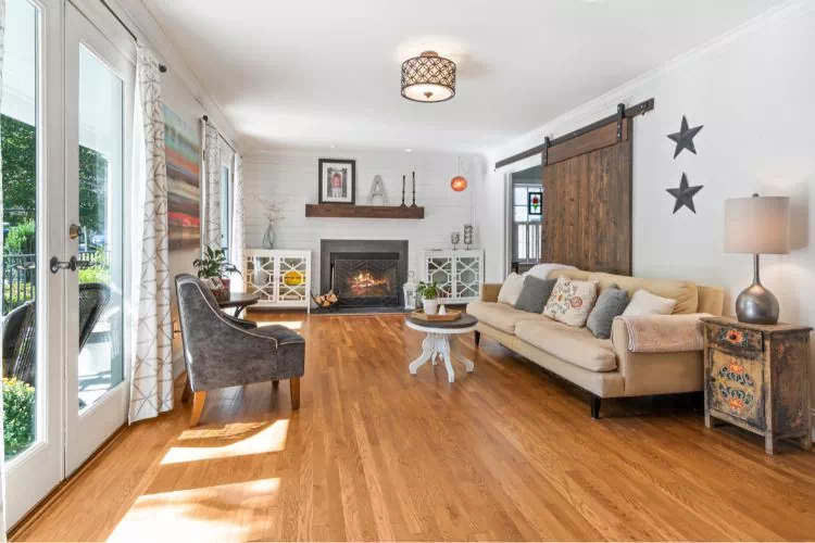 Salon avec une décoration et un mobilier atypiques