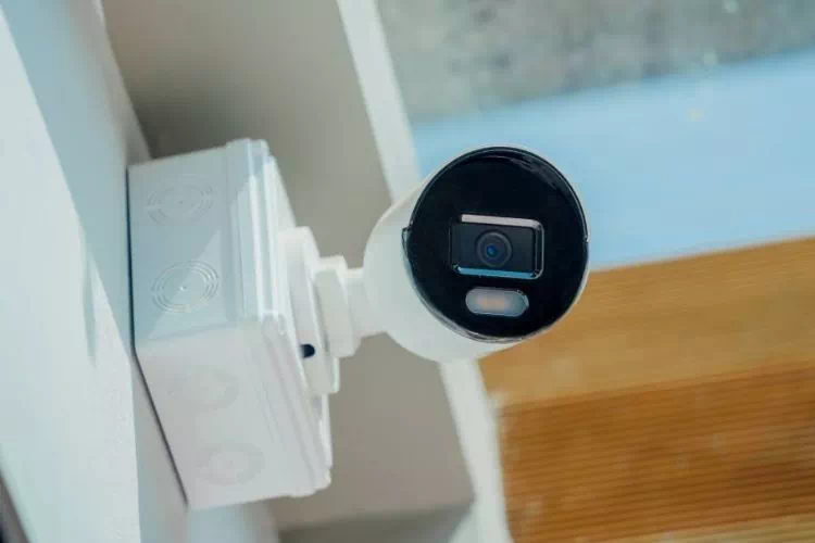 Caméra de surveillance placée sur le mur d'une maison