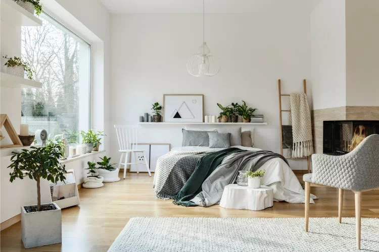 Chambre à coucher blanche avec de nombreuses plantes