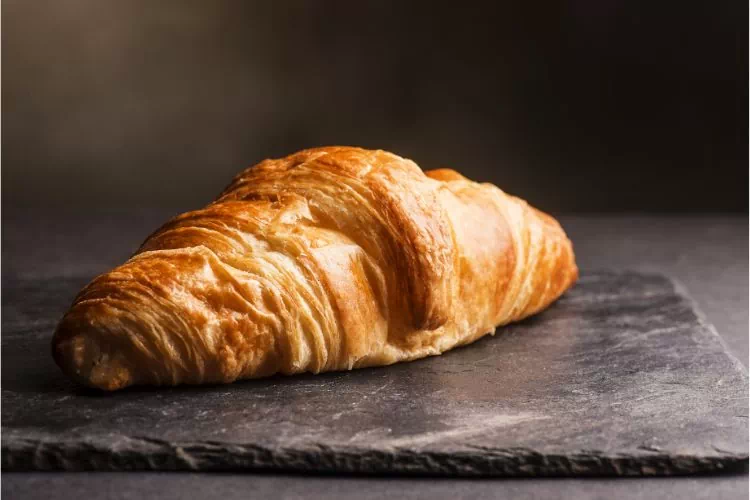 Croissant sur une plaque d'ardoise